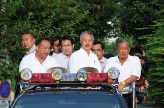 Bangkok governor Sukhumbhand Paribatra inspects 2011 Thailand flood preparations.