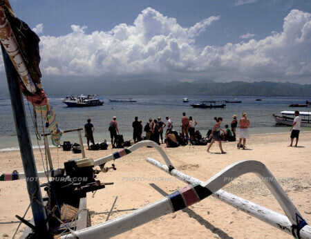 Tourists wait in Gili Trawangan harbour for the boat back to Mataram