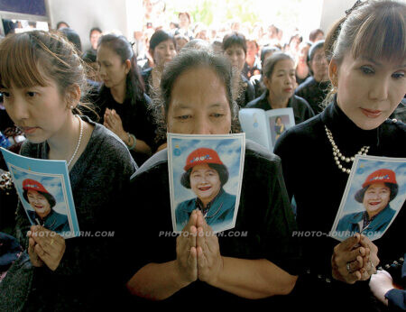 Women pray as they hold a portrait of late Princess Galyani Vadhana at Bangkok's Siriraj hospital on January 2, 2008