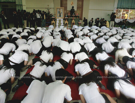 Thai students pray before a shrine of late Princess Galyani Vadhana at Bangkok's Siriraj hospital January 2, 2008