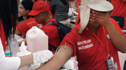 Tens of thousands line up for red-shirt blood collection drive (gallery)