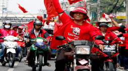 Sea of red as red-shirts encircle Bangkok (gallery)