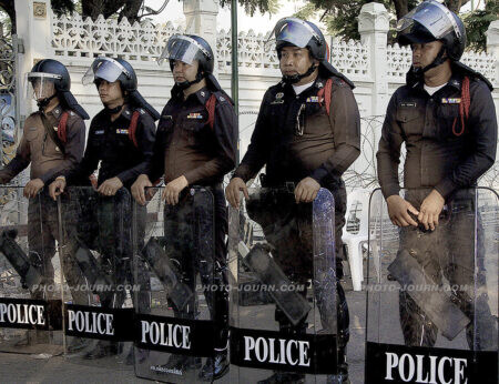 Thai soldiers guarding Government House amid protests