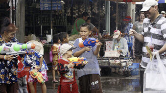 2011 Songkran festival may be wettest yet as southern Thailand flood waters slowly recede (gallery)