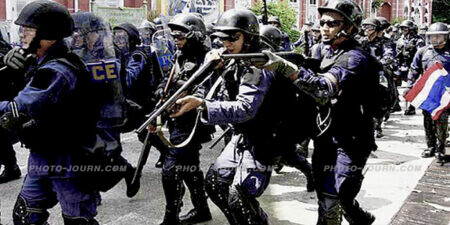Thai riot police move to confront anti-government PAD protesters blockading laying siege to Thailand's Government House