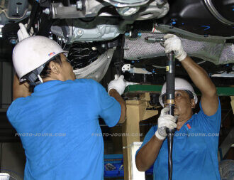 Building a Mercedes-Benz at the Thonburi Automotive Assembly manufacturing plant