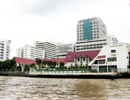 You can access Siriraj Hospital and its medical science museums by road or by water 