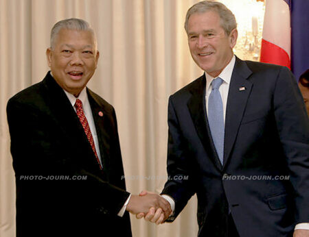 Former Thailand prime minister Samak Sundaravej with former US president George W. Bush. White House